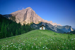 Kapelle in Blumenwiese unter Großer Lafatscher, Halleranger, Karwendel, Tirol, Österreich