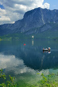 Personen rudern mit Booten über Altausseer See, Trisselwand im Hintergrund, Totes Gebirge, Altausseer See, Salzkammergut, Steiermark, Österreich