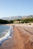 Paar am Strand, Villa Milocer im Hintergrund, Aman Sveti Stefan, Sveti Stefan, Budva, Montenegro