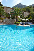 Paar an einem Hotelpool, Hotel La Residencia, Deia, Mallorca, Spanien