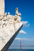 Das Padrao dos Descobrimentos Denkmal zu Ehren der portugiesischen Entdecker in Belem und die Brücke Ponte 25 de Abril über den Fluss Tejo mit dem Kreuzfahrtschiff Ventura (P and O Cruises), Lissabon, Portugal