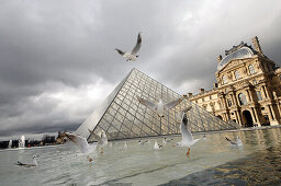Im Hof des Louvre mit der Pyramide, Paris, Frankreich