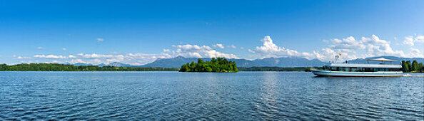 Ausflugsschiff auf dem Staffelsee, Insel Mühlwörth im Hintergrund, Uffing, Oberbayern, Bayern, Deutschland