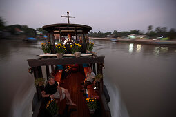 Crew und Gäste auf einem Hausboot auf dem Mekong bei Long Xuyen, An Giang Provinz, Vietnam