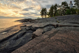 Sonnenuntergang, Petroglyphen des östlichen Ufer des Sees Onega, Republik Karelien, Russland