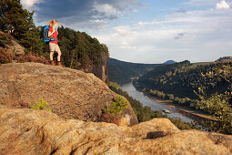 Junge Frau genießt die Aussicht über die Elbe, Nationalpark Sächsische Schweiz, Sachsen, Deutschland