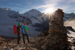 Wanderer betrachten Aussicht im Val Bernina, Piz Palü und Persgletscher im Hintergrund, Engadin, Kanton Graubünden, Schweiz