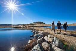 Drei Wanderer, Pretty Valley Pondage, Alpine National Park, Australian Alps, Victoria, Australien