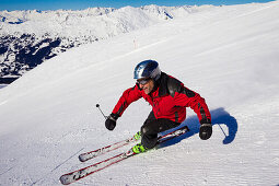 Skifahrer fährt vom Parpaner Rothorn ab, Lenzerheide, Kanton Graubünden, Schweiz