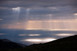 Sonnenstrahlen druchbrechen die Wolkendecke, Teneriffa, Kanaren, Spanien