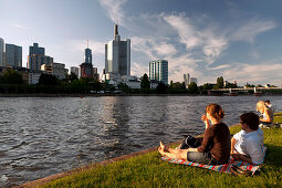 Leute entspannen sich am Flussufer, Frankfurt am Main, Hessen, Deutschland