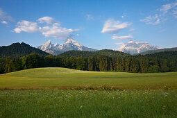 Blick auf Watzmann und Hochkalter im Morgenlicht, Berchtesgadener Land, Nationalpark Berchtesgaden, Oberbayern, Bayern, Deutschland