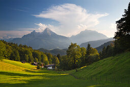 Bauernhöfe vor Watzmann und Hochkalter, Berchtesgadener Land, Nationalpark Berchtesgaden, Oberbayern, Bayern, Deutschland