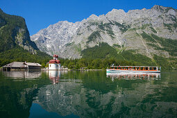 Ausflugsschiff vor der barocken Wallfahrtskirche St. Bartholomä, Watzmann-Ostwand im Hintergrund, Königssee, Berchtesgadener Land, Nationalpark Berchtesgaden, Oberbayern, Bayern, Deutschland