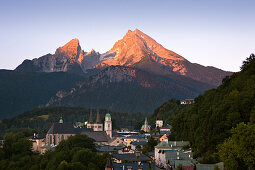 Blick über Berchtesgaden zum Watzmann im Morgenlicht, Berchtesgadener Land, Nationalpark Berchtesgaden, Oberbayern, Bayern, Deutschland