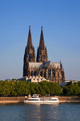 Ausflugsschiff am Rheinufer vor dem Dom, Köln, Rhein, Nordrhein-Westfalen, Deutschland