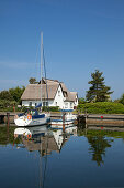 Häuser am Hafen, Vitte, Insel Hiddensee, Nationalpark Vorpommersche Boddenlandschaft, Ostsee, Mecklenburg-Vorpommern, Deutschland