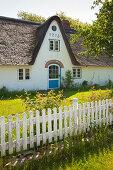 Frisian house with thatched roof, Sueddorf, Amrum island, North Sea, North Friesland, Schleswig-Holstein, Germany