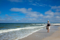Frau wandert am Strand, bei Kampen, Insel Sylt, Nordsee, Nordfriesland, Schleswig-Holstein, Deutschland
