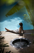 Frau entspannt sich am Pool, El Fenn, Marrakesch, Marokko