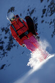 Snowboarderin läuft durch den Schnee in den Bergen, Pitztal, Tirol, Österreich