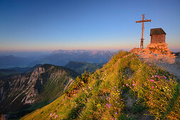 Chapel and summit cross of mount Geigelstein, Kaiser range in background, Chiemgau Alps, Chiemgau, Upper Bavaria, Bavaria, Germany