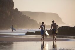 Zwei junge Surfer am Strand von Cotillo auf Fuerteventura, Spanien