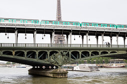 Subway crossing the Seine River at Pont de Bir-Hakeim, Eiffel Tower in the background, Paris, France, Europe, UNESCO World Heritage Sites (bank of Seine between Pont de Sully und Pont d'Iena)