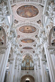 Innenansicht auf Deckengemälde im Dom St. Stephan, Altstadt Passau, Niederbayern, Bayern, Deutschland