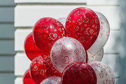 Rote und weiße Luftballons mit Herzen, Hamburg, Deutschland