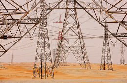 Strommasten in der Wüste, Abu Dhabi, Vereinigte Arabische Emirate