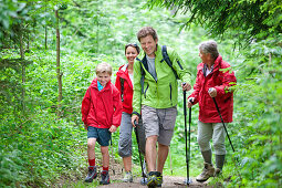 Großfamilie wandert im Wald, Steiermark, Österreich