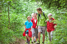 Großfamilie wandert im Wald, Steiermark, Österreich