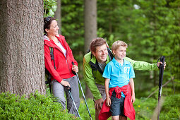 Familie rastete während einer Wanderung im Wald, Steiermark, Österreich