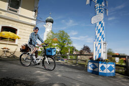 Mann fährt mit einem E-Bike, Münsing, Oberbayern, Bayern, Deutschland