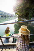 Zwei junge Frauen am Rheinufer, Rheinfelden, Baden-Württemberg, Deutschland