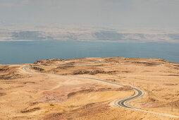Highway 65 (Dead Sea Highway), Totes Meer und israelische Küste im Hintergrund, Jordanien, Naher Osten