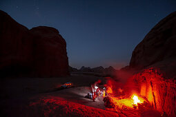 Nachtlager mit Lagerfeuer, Wadi Rum, Jordanien, Naher Osten