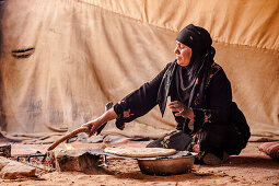 Beduinische Frau beim Brotbacken, Wadi Rum, Jordanien, Naher Osten