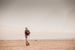 Frau wandert im diesigen Wadi Rum, Jordanien, Naher Osten