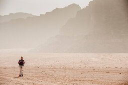 Frau wandert im diesigen Wadi Rum, Jordanien, Naher Osten