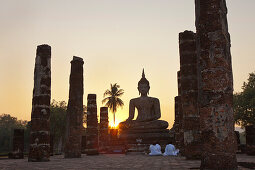 Buddha vor Tempel in der Ruinenstadt Geschichtspark Sukhothai (UNESCO Weltkulturerbe), Provinz Sukothai, Thailand, Asien