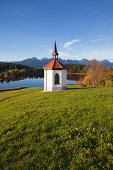 Kapelle mit Blick zu den Allgäuer Alpen, Tannheimer Berge, Allgäu, Bayern, Deutschland