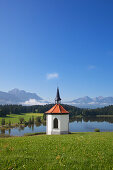 Kapelle mit Blick auf die Allgäuer Alpen, Säuling und Tannheimer Berge, Allgäu, Bayern, Deutschland
