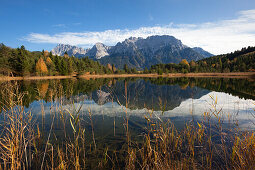 Blick über den Luttensee zum Karwendelgebirge, bei Mittenwald, Bayern, Deutschland