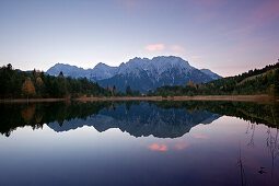 Luttensee vor dem Karwendelgebirge im Morgenlicht, bei Mittenwald, Bayern, Deutschland