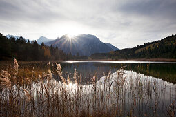 Luttensee vor dem Karwendelgebirge bei Sonnenaufgang, bei Mittenwald, Bayern, Deutschland