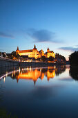 Blick über die Donau zum Schloss Neuburg im Abendlicht, Neuburg an der Donau, Bayern, Deutschland