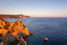 Blick über die Felsküste an der Bucht von Paleokastritsa, Insel Korfu, Ionische Inseln, Griechenland