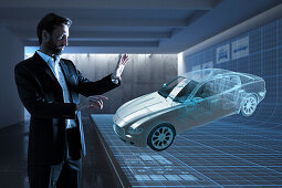 Mann steht vor einem virtuellen Automodell (CGI), Hamburg, Deutschland